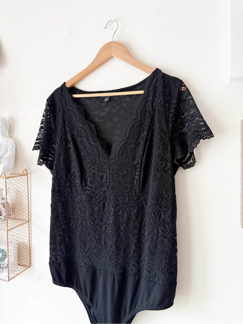 Torrid Black V-Neck Lace Bodysuit Short Sleeves
Scalloped Trim Size 1X 14/16 - Picture 9 of 16